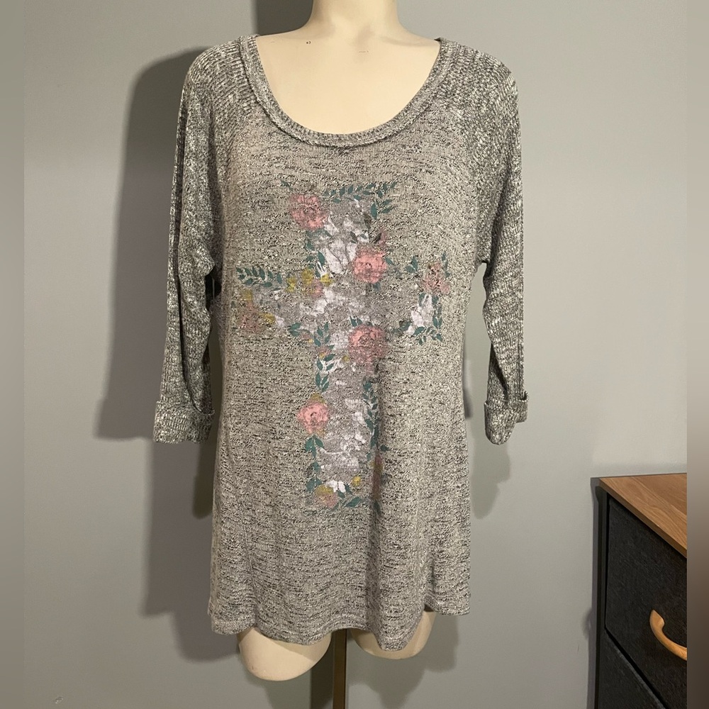 EST 1946 gray floral 3/4 sleeve top shirt woman’s medium